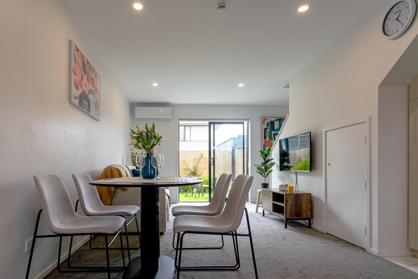 Modern 2 Bedroom Townhouse In Cbd With Parking! Sleeps 5 Apartment *