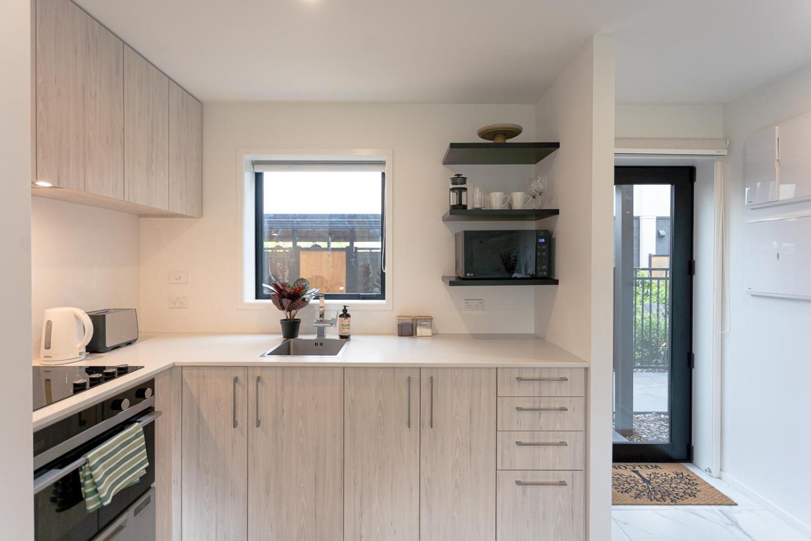 Modern 2 Bedroom Townhouse In Cbd With Parking! Sleeps 5 Christchurch
