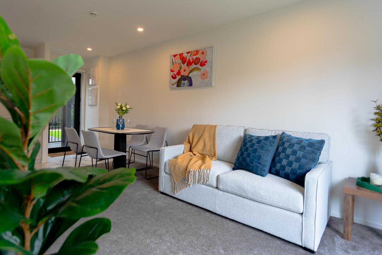 Modern 2 Bedroom Townhouse In Cbd With Parking! Sleeps 5