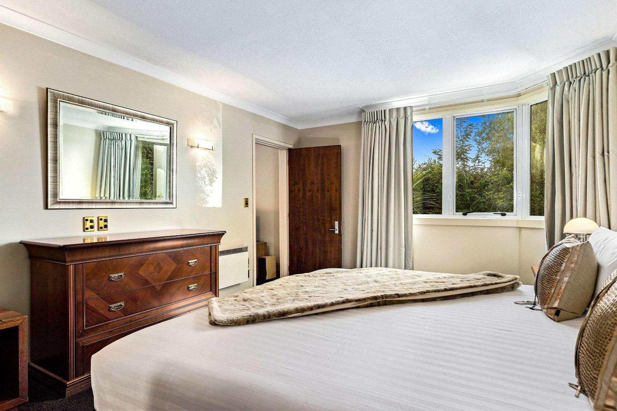 Elms Christchurch, Ascend Collection Hotel