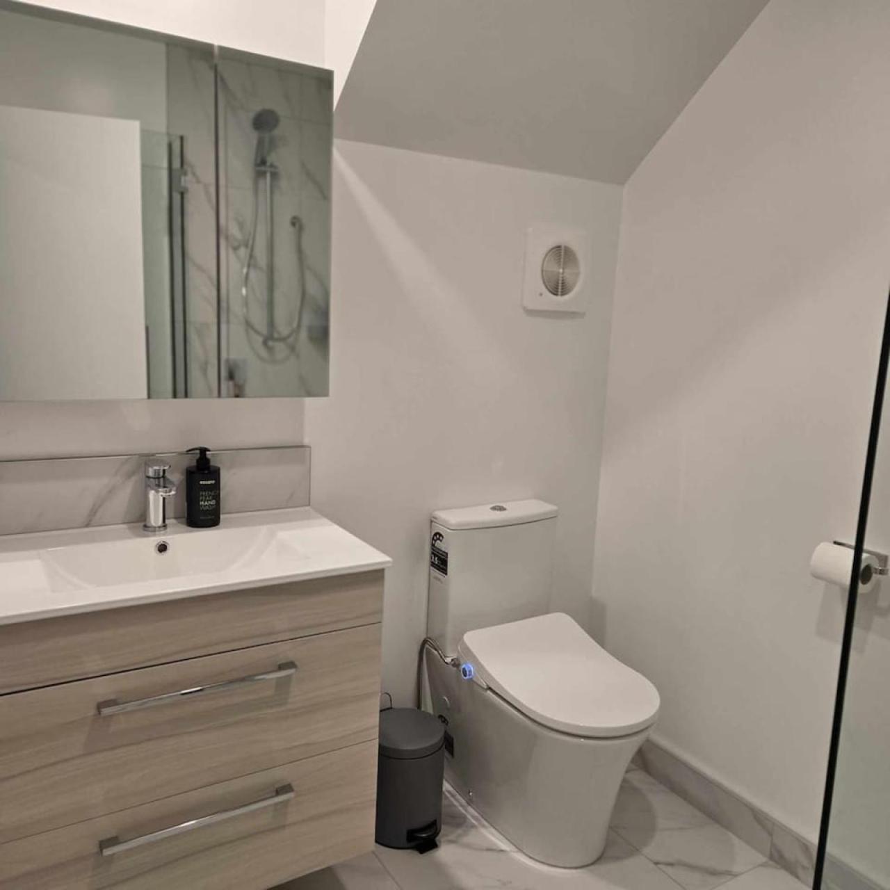 Cbd 1 - 2 Bed 2 Bath Apartment