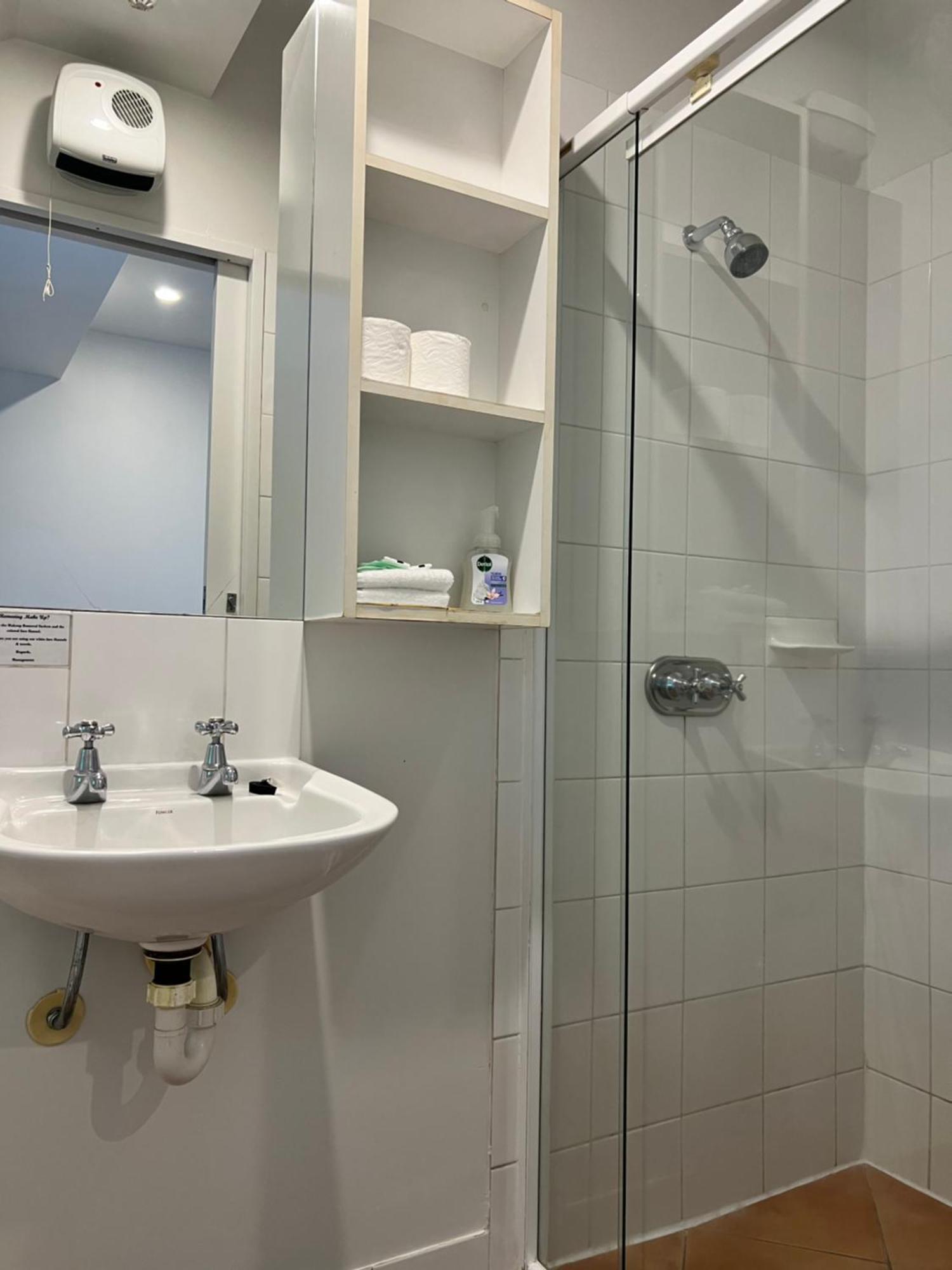 Bush Court Motel 4*
