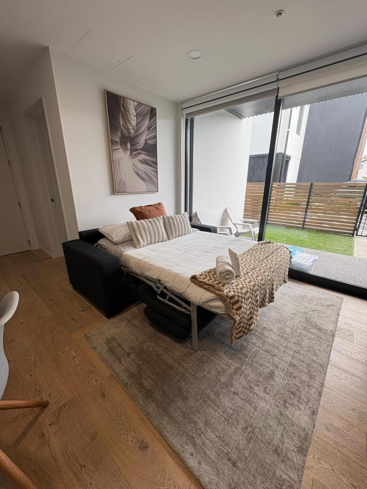 Unbeatable Location 2 Bed Single Lvl Christchurch