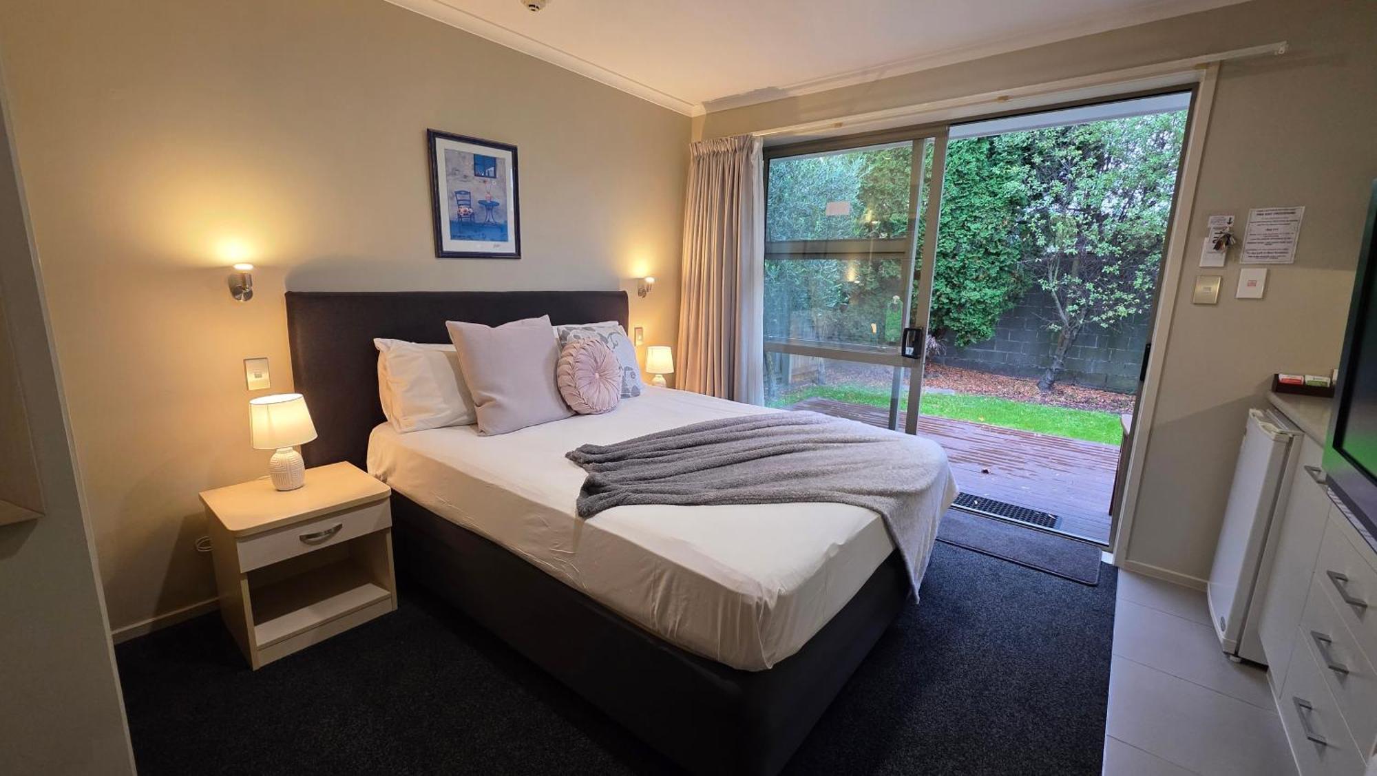 Tower Junction Motor Lodge: With Free Railway Shuttle Motel 4*