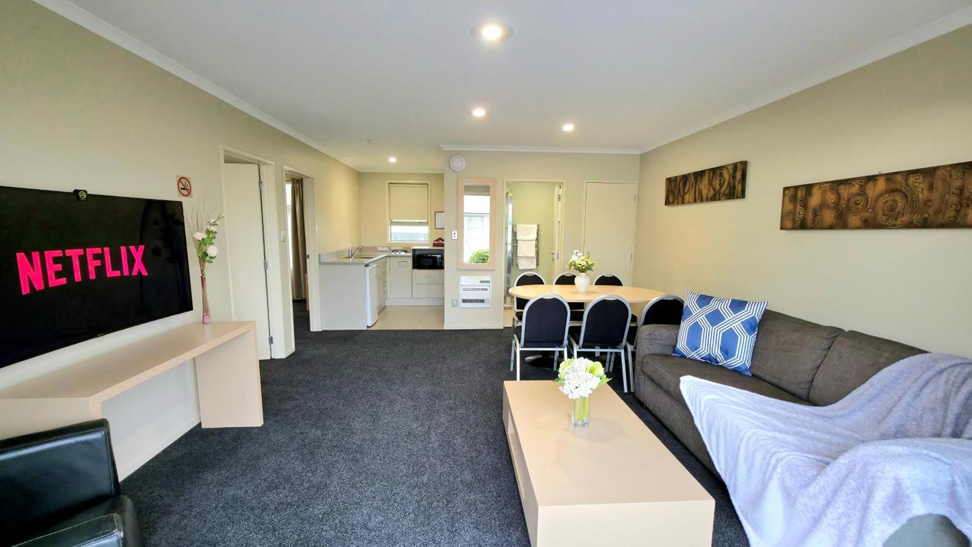 Tower Junction Motor Lodge: With Free Railway Shuttle 4*