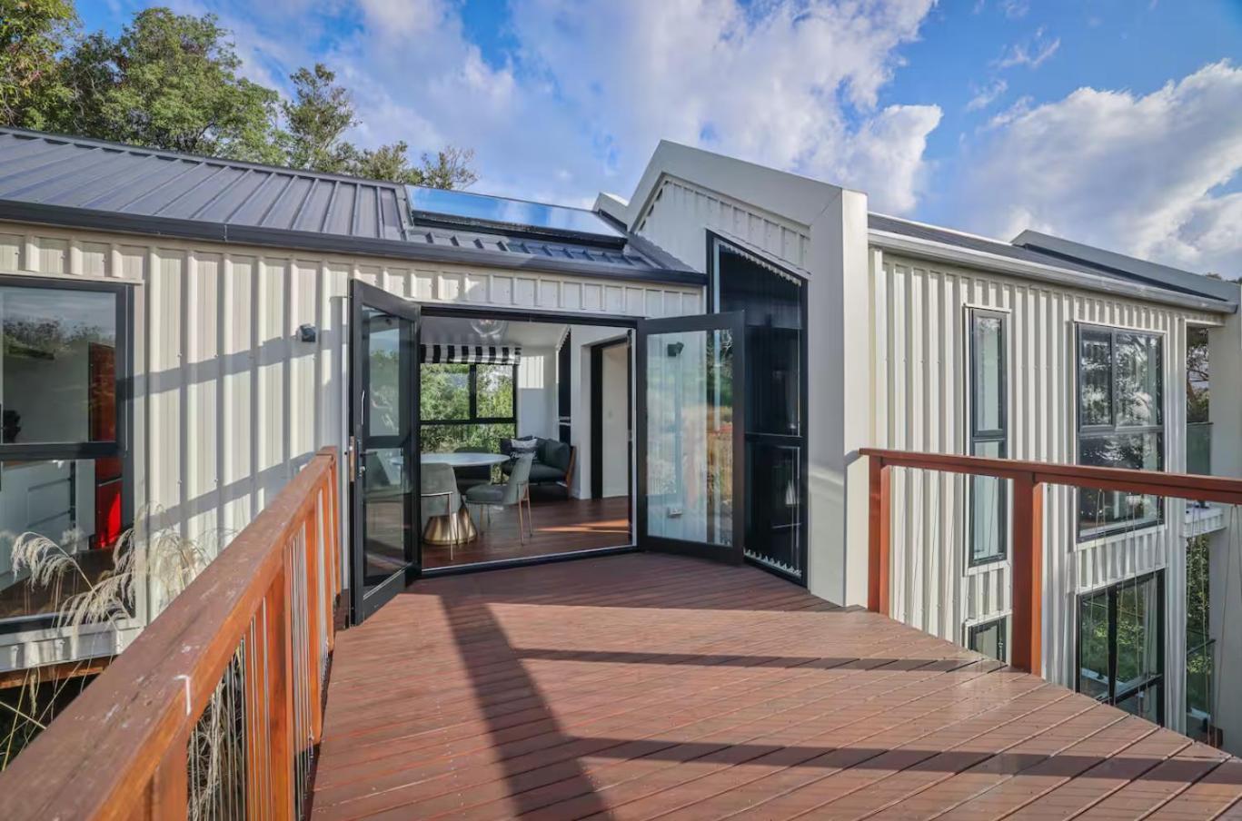 Apartment Modern Spacious Hillside Retreat With Scenic Views Christchurch