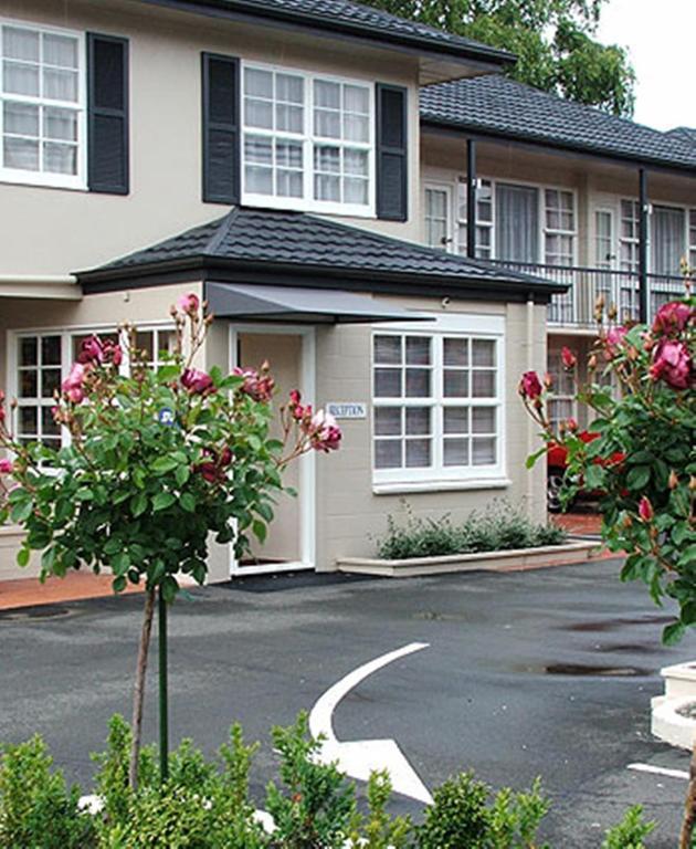 Colonial Motel