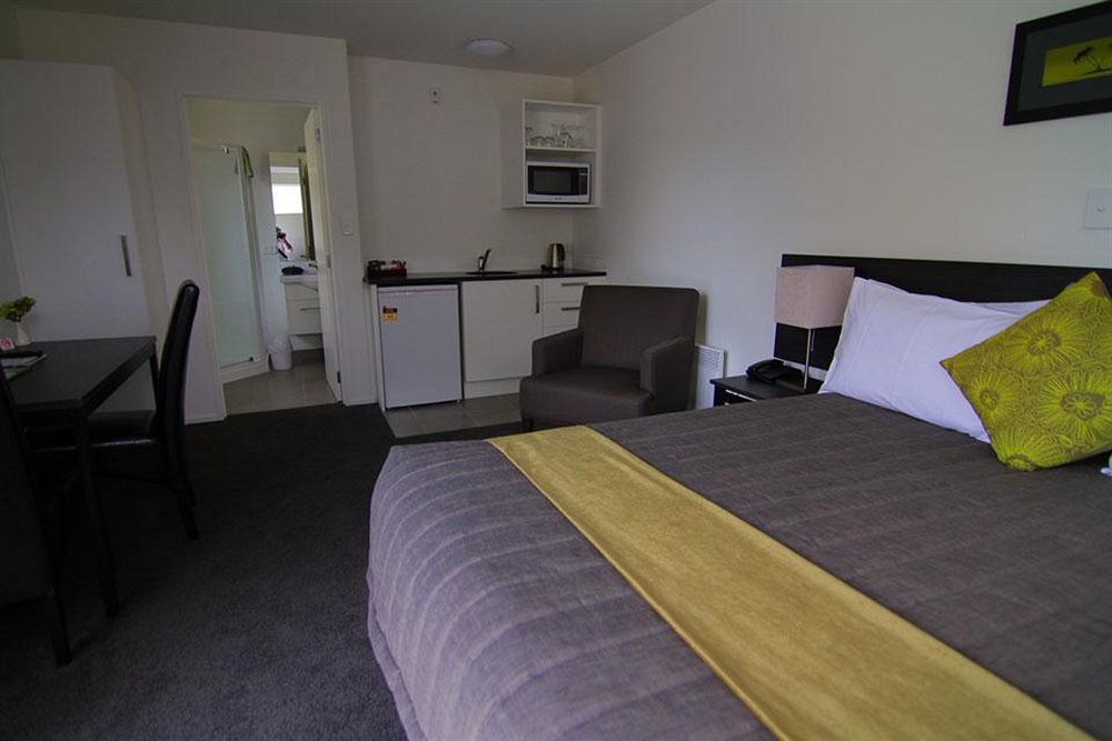 Airport Palms Motel
