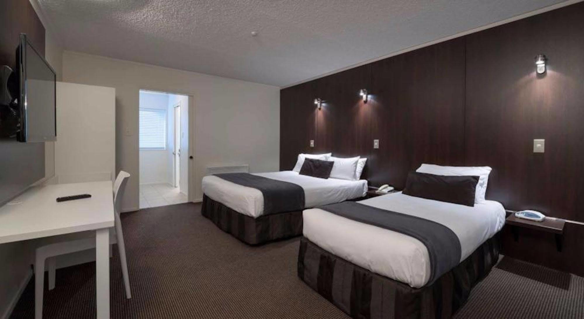 Hotel The Towers On The Park 4*