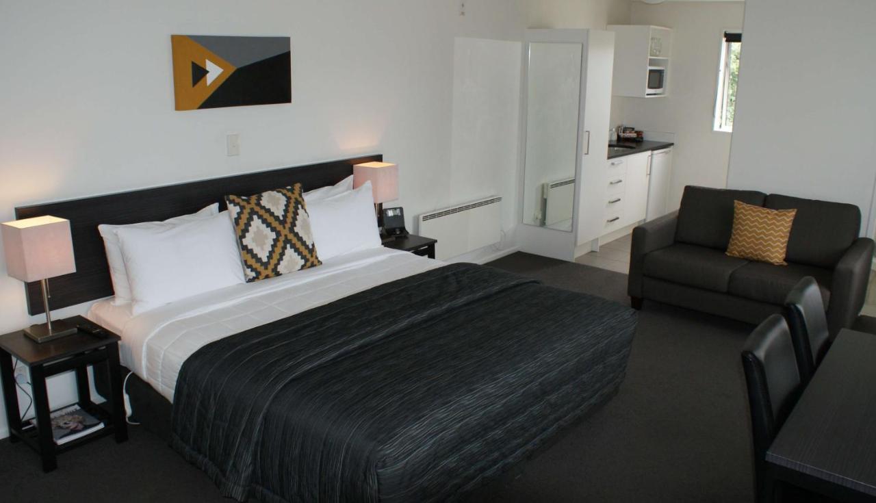 Airport Palms Motel 4*