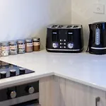 Urban Park Escape 2 Bed 2 Bath W/Carpark