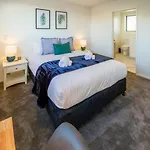 Modern Chic Retreat 2 Bed, 2 Bath: Riccarton