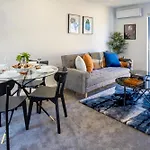 Modern Chic Retreat 2 Bed, 2 Bath: Riccarton