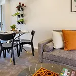 Modern Chic Retreat 2 Bed, 2 Bath: Riccarton