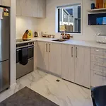 Modern Chic Retreat 2 Bed, 2 Bath: Riccarton
