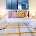 Tuam Street Delight 4 Bed 4 Bath