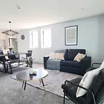 Cbd 3 Bedroom Apartment