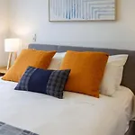 Serenity In The Centre: 2 Bed 2 Bath