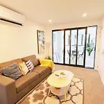 Walking Distance To Riverside Market & Hospital