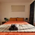 4Bed 2Bath House 5 Mins Walk To Palms & Golf Club