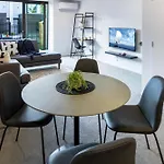 City Lights Retreat With Carpark 2 Bed 2 Bath