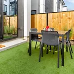 Stylish Cbd Escape 2Br Townhouse
