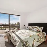Stylish Brand New Sunny 3Bdrm 3Bth Garage Sleeps 6