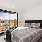 Stylish Brand New Sunny 3Bdrm 3Bth Garage Sleeps 6
