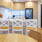 Modern 2 Bed 2 Bath Opposite Hagley Park