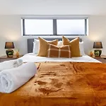Spacious Stay Near Avon River With Carpark
