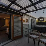 Peaceful City Cottage & Hot Tub