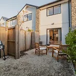 The Riccarton Niche - Sleek 2-Bedroom Urban Pad