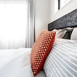 Luxury Sunny Warm Cbd At Doorstep