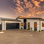 5-Bed Luxury Living At It\'S Finest That Sleeps 10