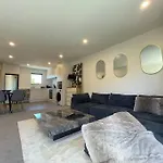 Stylish 2 Bed Retreat Close To Cbd With Parking