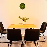 City Stadium Stay Cbd Apartment B, Chc