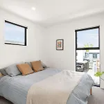 Stylish Rental Merivale - 2Br Home