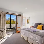 Sunny Family Home On Garden