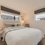 Bright City Base - 1Bed Kitchen Outdoor Space