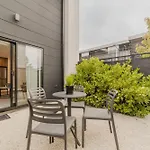 Bright City Base - 1Bed Kitchen Outdoor Space