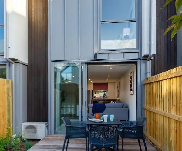 City Lights Retreat With Carpark 2 Bed 2 Bath