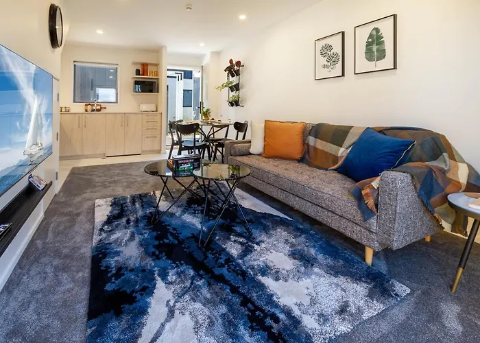 Modern Chic Retreat 2 Bed, 2 Bath: Riccarton