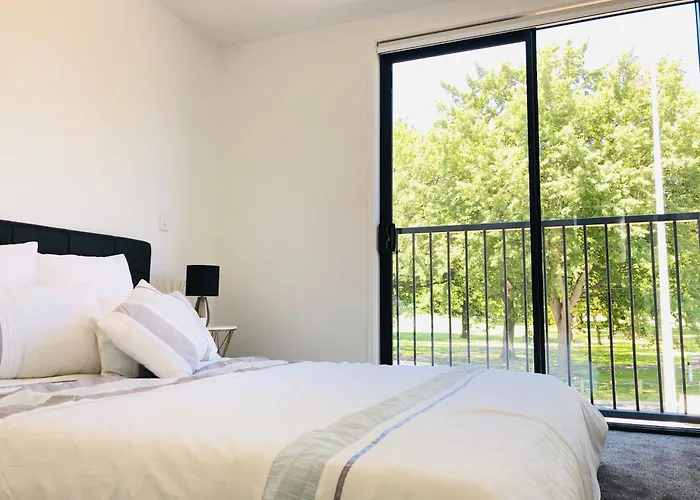 Central Location With Hagley Park View