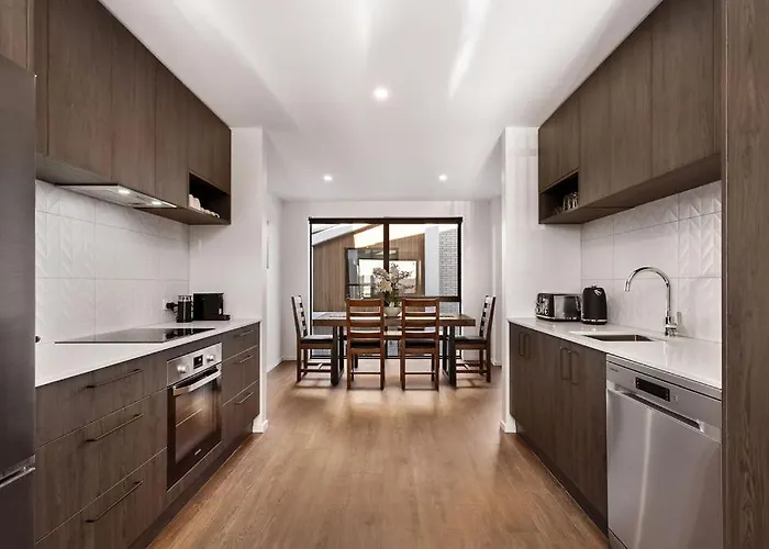 Stylish Brand New Sunny 3Bdrm 3Bth Garage Sleeps 6