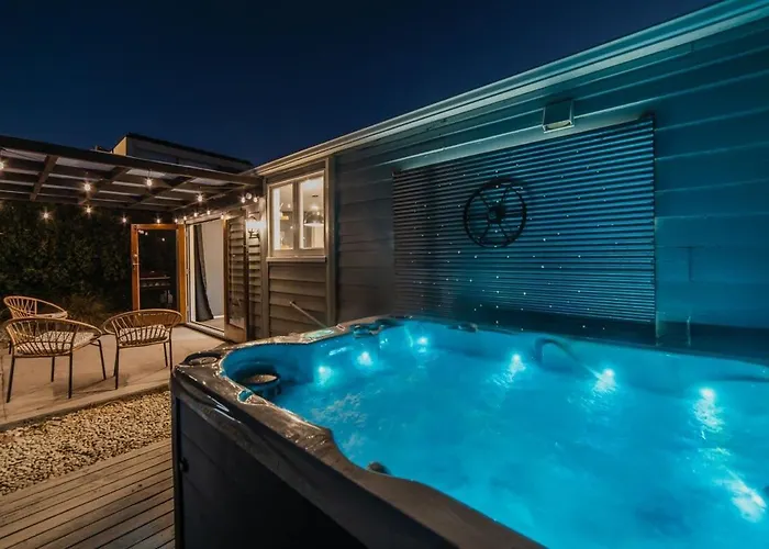 Peaceful City Cottage & Hot Tub