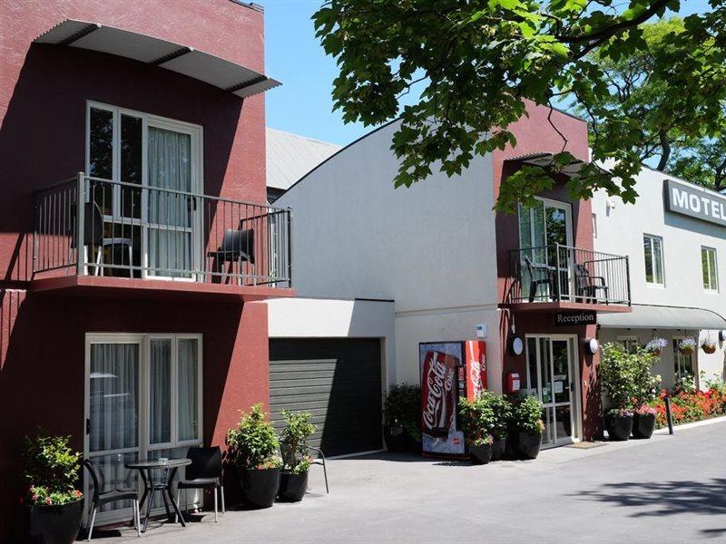 Centre Motel 4*