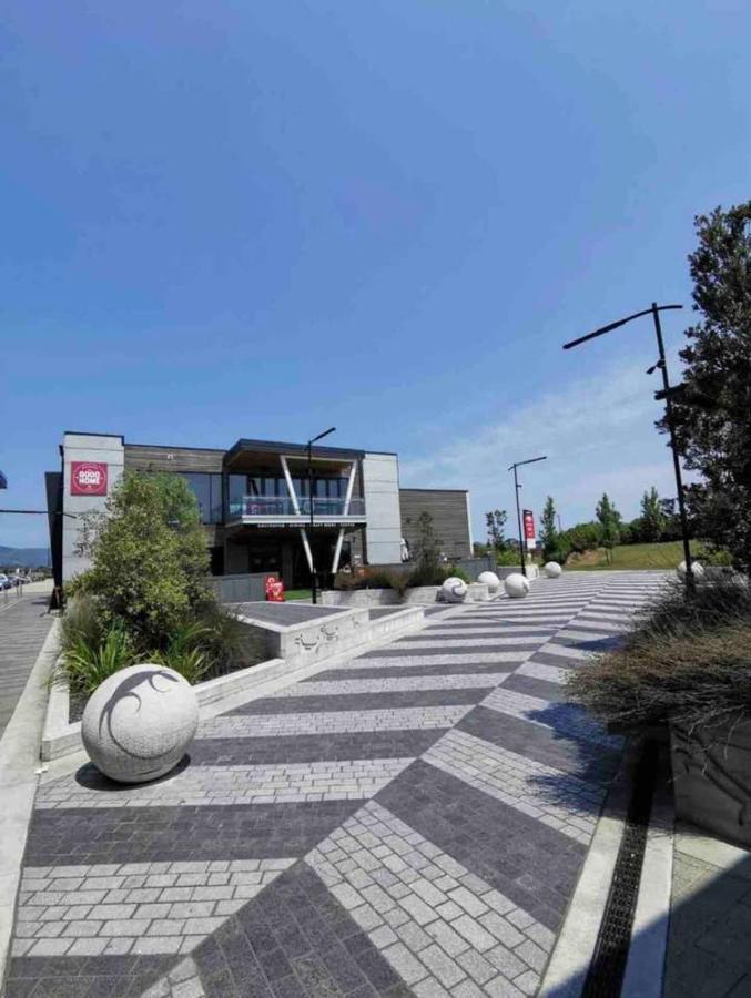 Comfortable Close To Airport Holiday home