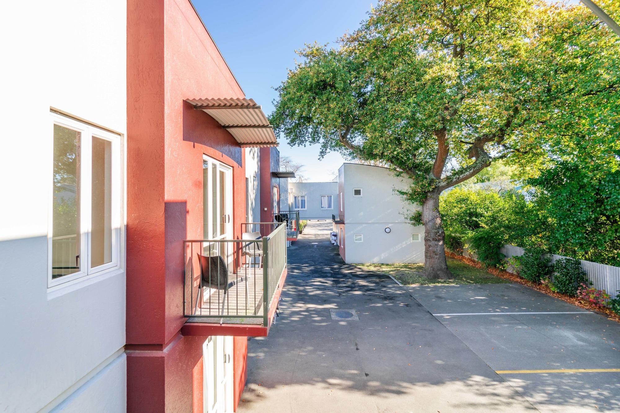 Centre Motel 4*