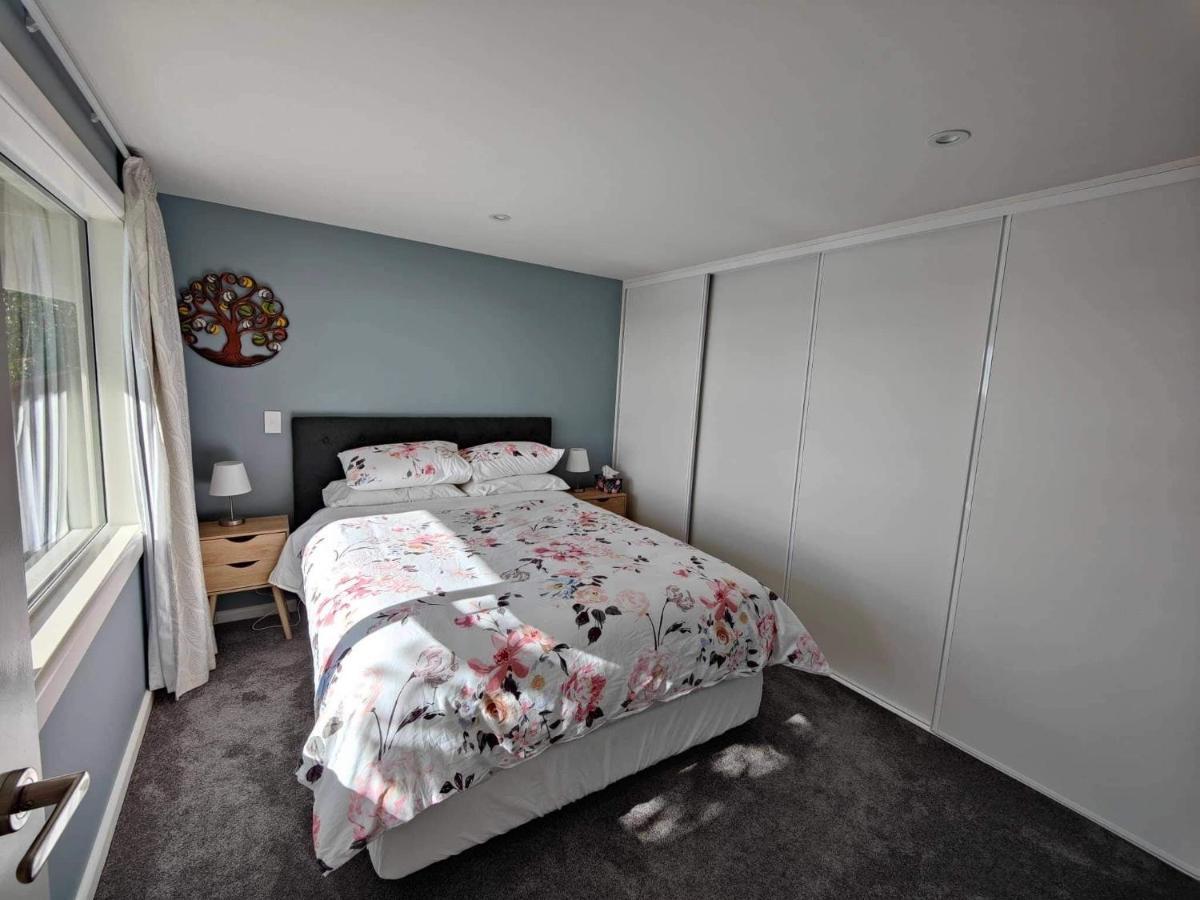 Fully Renovated Hillside Close To Christchurch