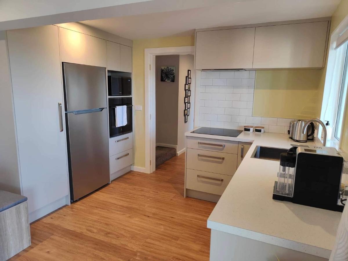 Fully Renovated Hillside Close To * Christchurch